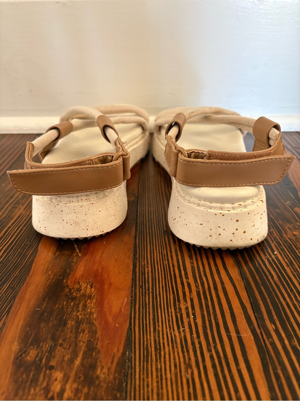 dearfoams Neutral Beige Crossband Platform Sandals - Picture 3 of 4